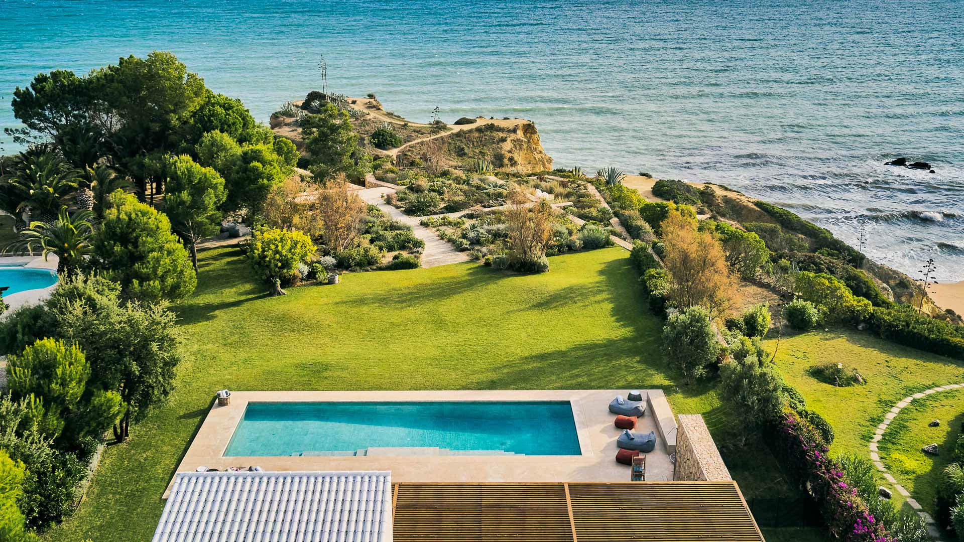 Contemporary Haven for Oceanfront Daydreaming