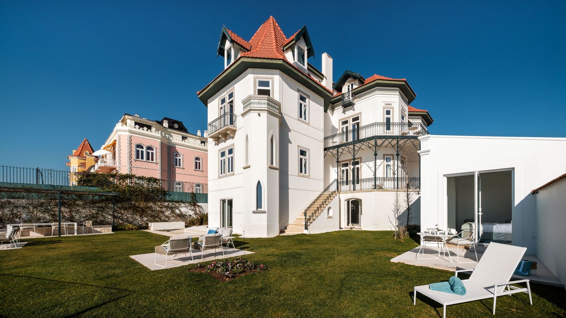 Oceanfront Luxury Villa in Estoril with Pool
